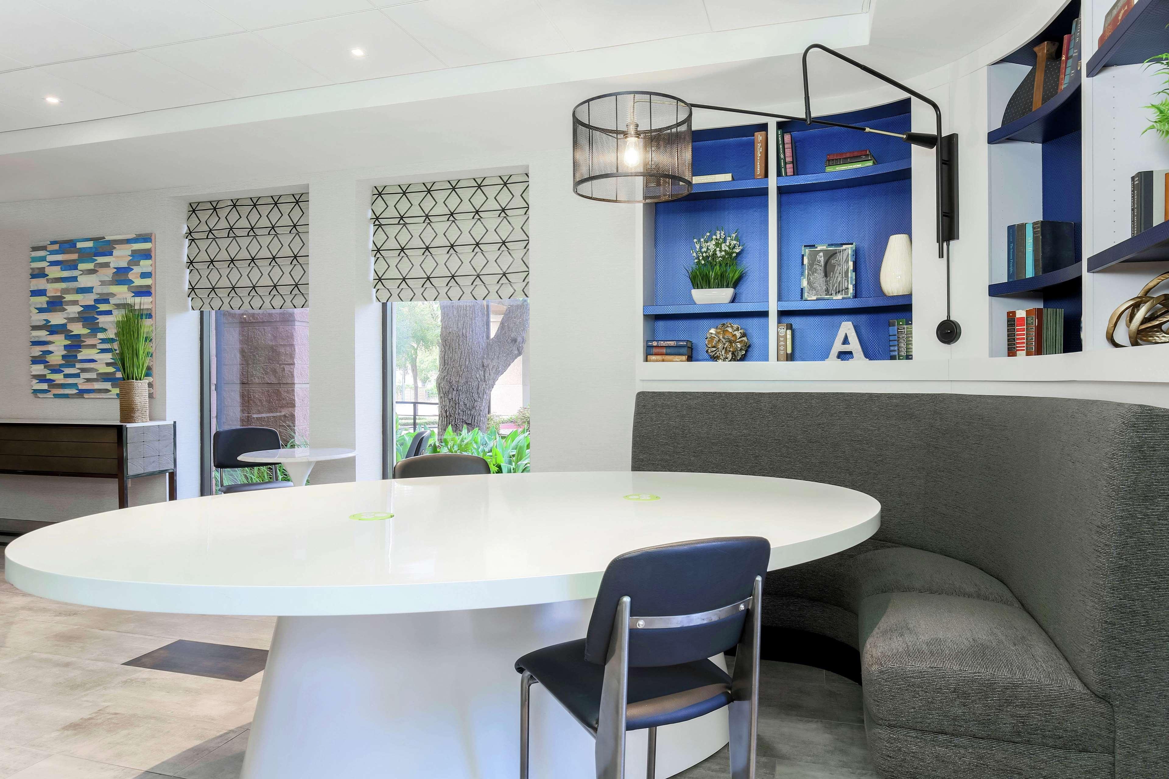 Doubletree By Hilton Austin-University Area Bagian luar foto