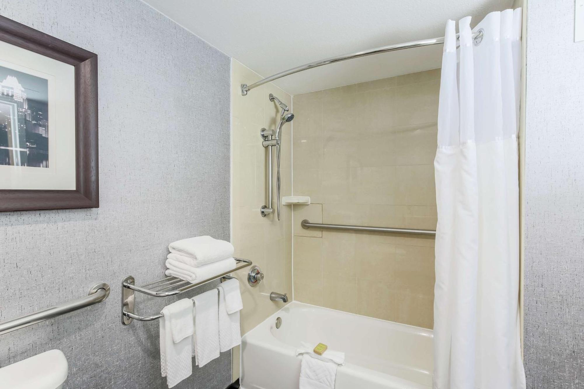 Doubletree By Hilton Austin-University Area Bagian luar foto