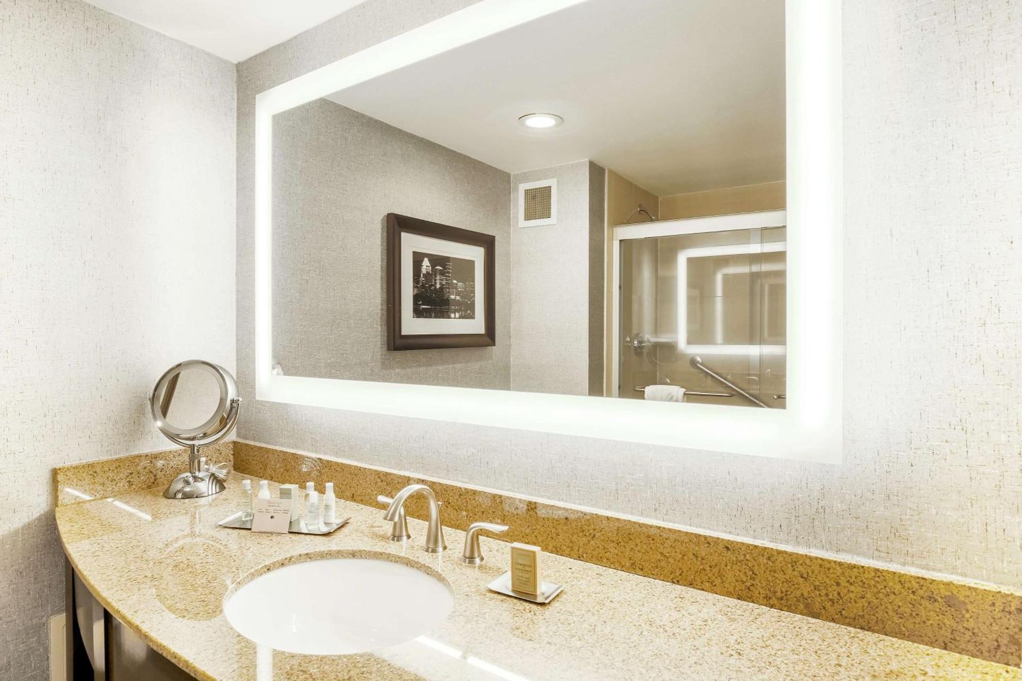 Doubletree By Hilton Austin-University Area Bagian luar foto